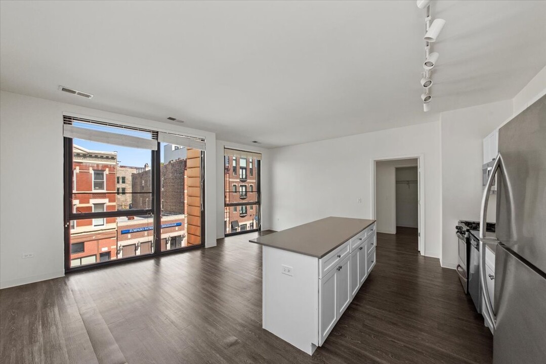 850 N Milwaukee Ave, Unit 503 in Chicago, IL - Building Photo