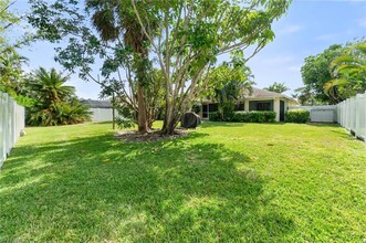 159 Oakwood Ct in Naples, FL - Building Photo - Building Photo