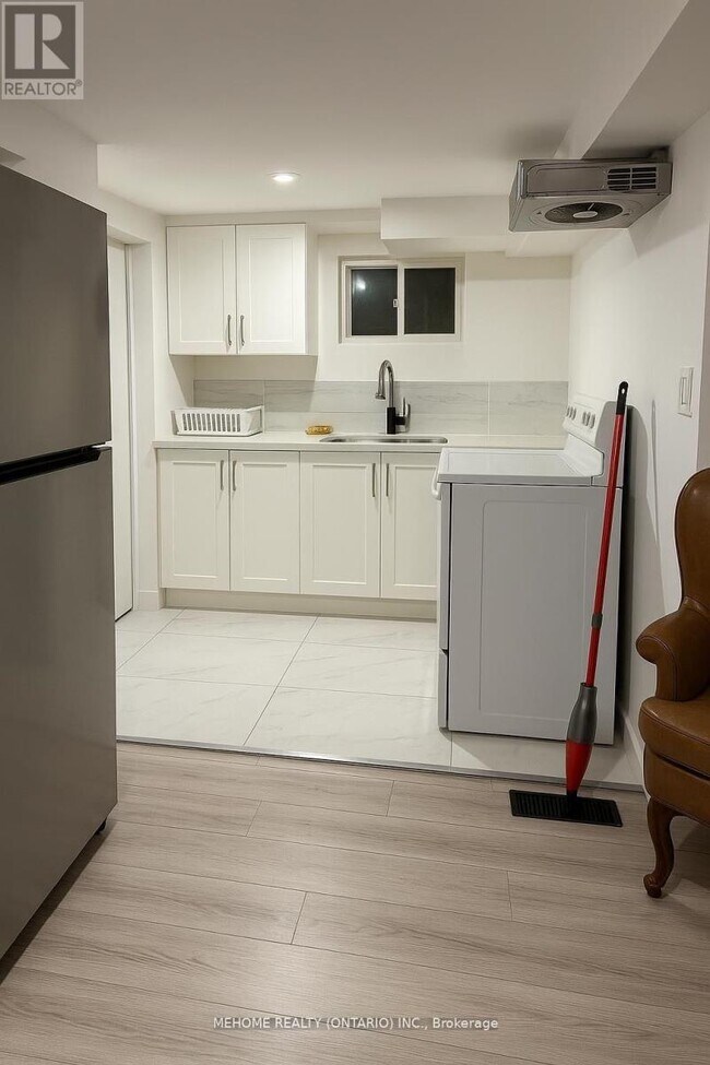 1018 Kennedy Rd in Toronto, ON - Building Photo - Building Photo