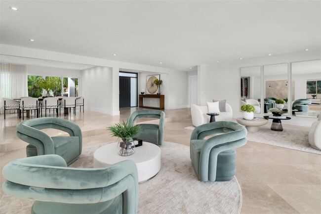 7155 Los Pinos Blvd in Coral Gables, FL - Foto de edificio - Building Photo