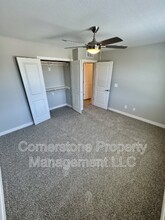 8341 Valley Spring Dr in De Soto, KS - Foto de edificio - Building Photo