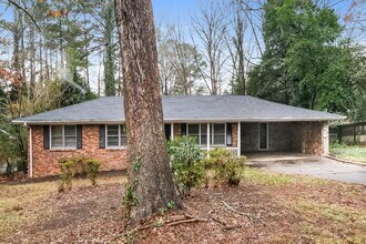 1201 Valerie Woods Dr in Stone Mountain, GA - Foto de edificio - Building Photo