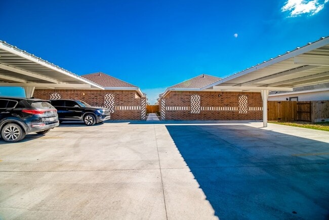 property at 905 W Sunset Valley St