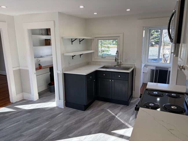 240 Nahatan St in Norwood, MA - Building Photo - Building Photo