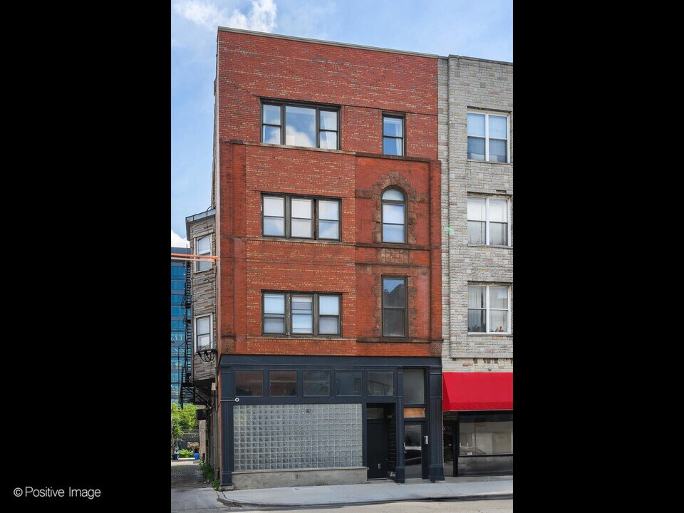 1115 W Grand Ave in Chicago, IL - Building Photo
