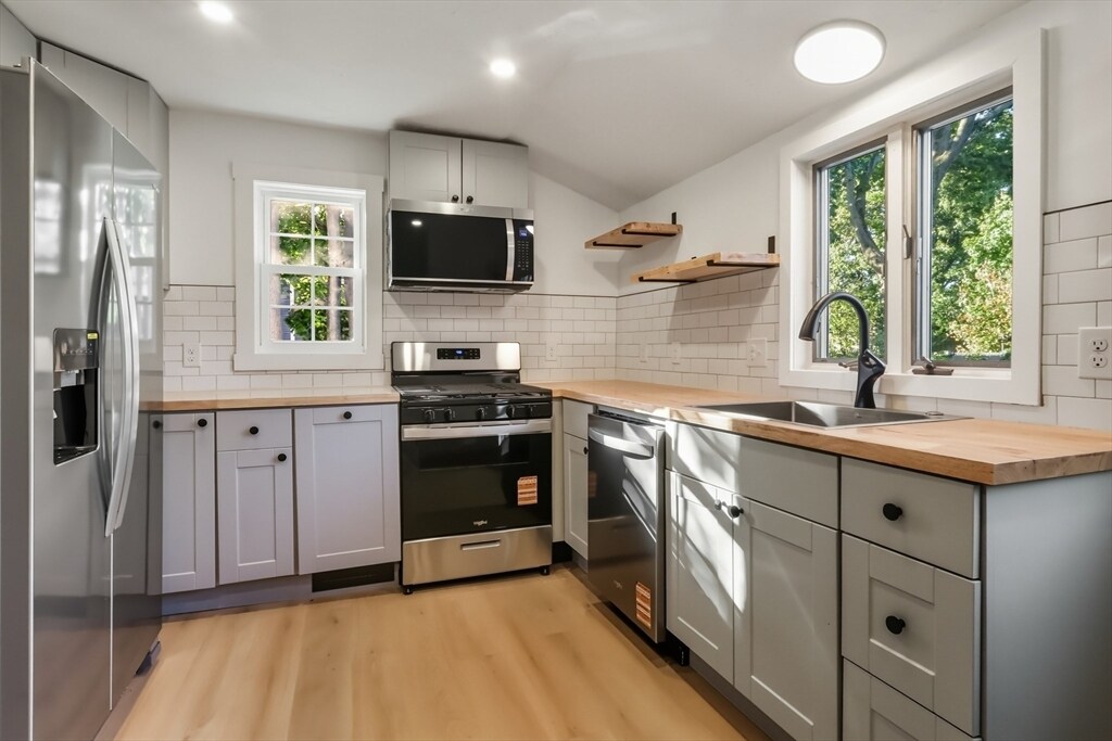 14 Lincoln St in Weymouth, MA - Building Photo