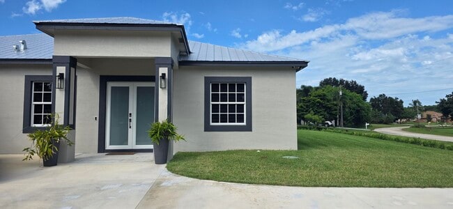 196 SW Paar Dr in Port St. Lucie, FL - Building Photo - Building Photo
