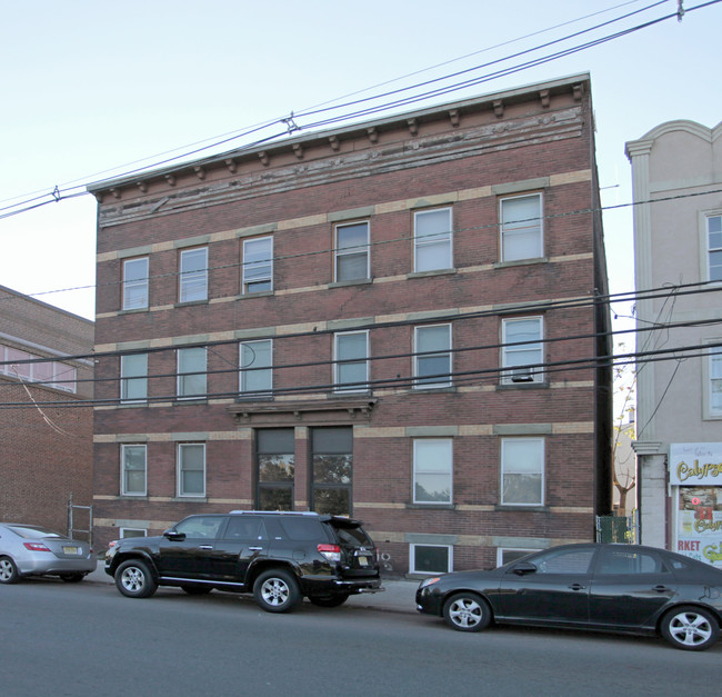 305 3rd St in Elizabeth, NJ - Foto de edificio - Building Photo