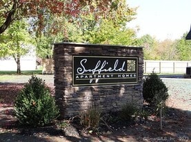 390 Boston Neck Rd in Suffield, CT - Building Photo