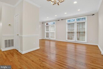 11405 Summer House Ct in Reston, VA - Foto de edificio - Building Photo