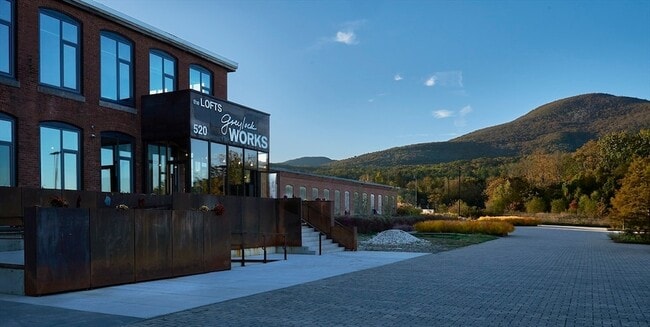 520 State Rd, Unit 205 in North Adams, MA - Building Photo - Building Photo