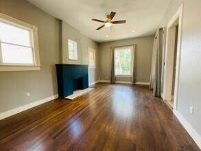 1818 E Houston St in San Antonio, TX - Building Photo - Building Photo