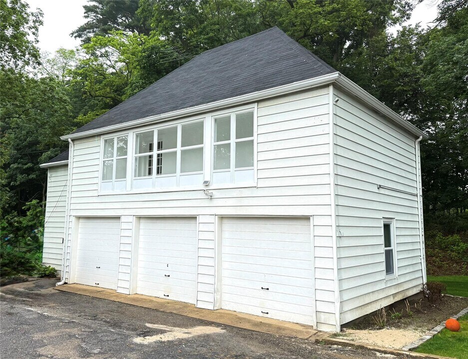 75 Old Tappan Rd in Glen Cove, NY - Building Photo