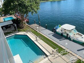 9250 W Bay Harbor Dr in Bay Harbor Islands, FL - Building Photo - Building Photo