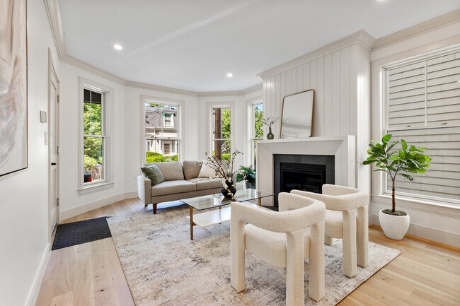 8 Holly Ave, Unit 1 in Cambridge, MA - Foto de edificio - Building Photo