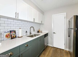 2383 Akers Mill Rd in Atlanta, GA - Building Photo - Building Photo