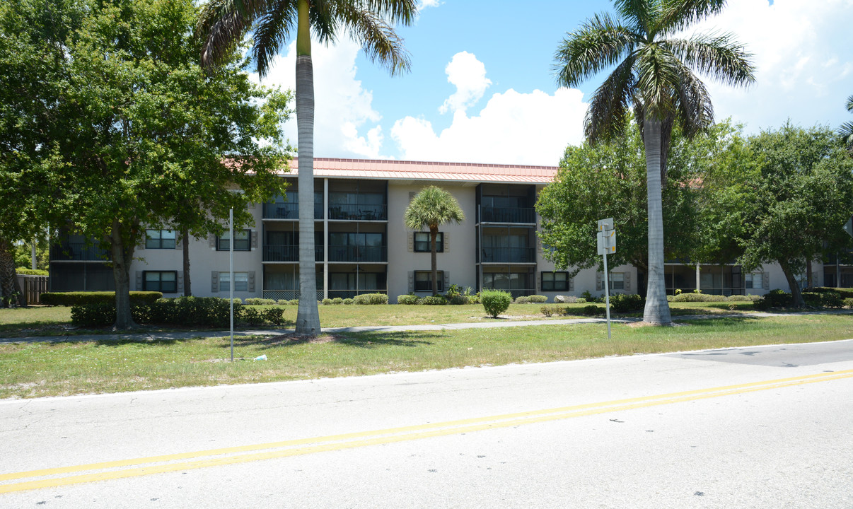 Indian River Place in Fort Pierce, FL - Building Photo