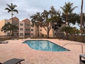 6155 NW 186th St, Unit 107 in Hialeah, FL - Building Photo - Building Photo