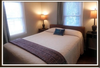 123 N Mapleton Dr in East Flat Rock, NC - Foto de edificio - Building Photo