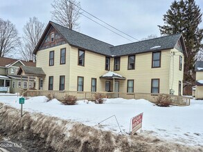 524 Maple Ave in Saratoga Springs, NY - Foto de edificio - Building Photo