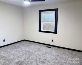 2705 N Center St in Hickory, NC - Building Photo - Building Photo