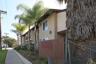 Oakdale Village in El Cajon, CA - Building Photo - Building Photo