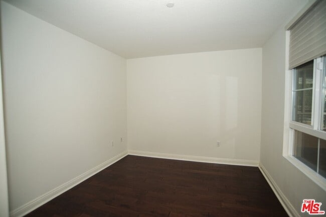 5831 Seawalk Dr in Los Angeles, CA - Building Photo - Building Photo