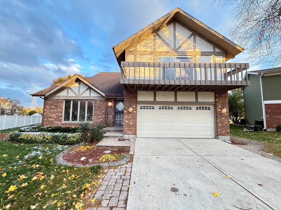 1205 N Scarlet Ct in Addison, IL - Building Photo