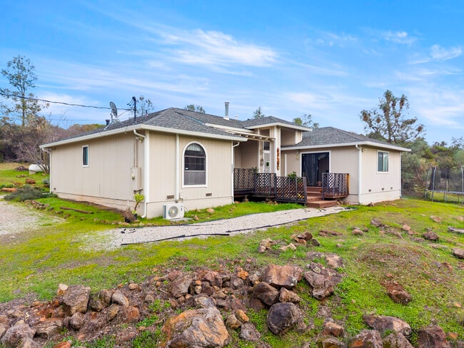 14506 Spruce Grove Rd in Lower Lake, CA - Foto de edificio - Building Photo