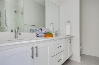 5515 Bryan Pkwy in Dallas, TX - Building Photo - Building Photo