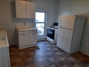 412 S Washington St, Unit Upper in Watertown, WI - Building Photo - Building Photo