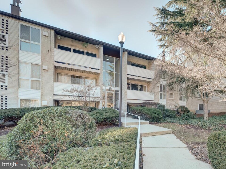 5612 Bismach Dr in Alexandria, VA - Building Photo