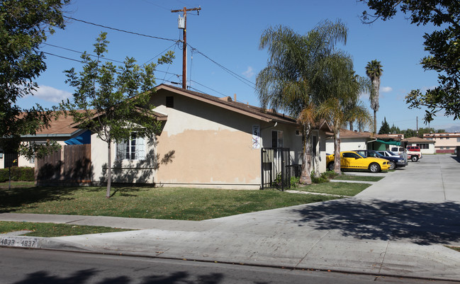 4833-4847 Live Oak St in Cudahy, CA - Foto de edificio - Building Photo