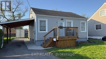 5 Plymouth Ave in St Catharines, ON - Building Photo