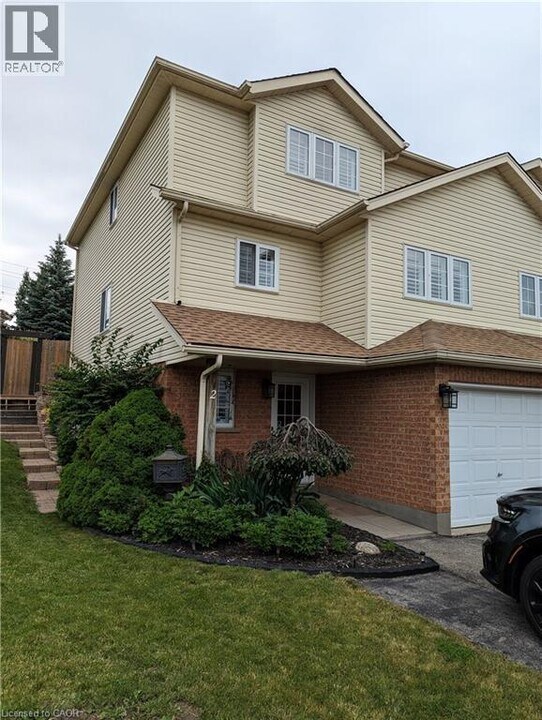 2 Highbrook St in Kitchener, ON - Building Photo
