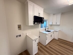 1012 W Vesta St in Ontario, CA - Foto de edificio - Building Photo