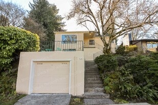 616 SW Moss St in Portland, OR - Building Photo