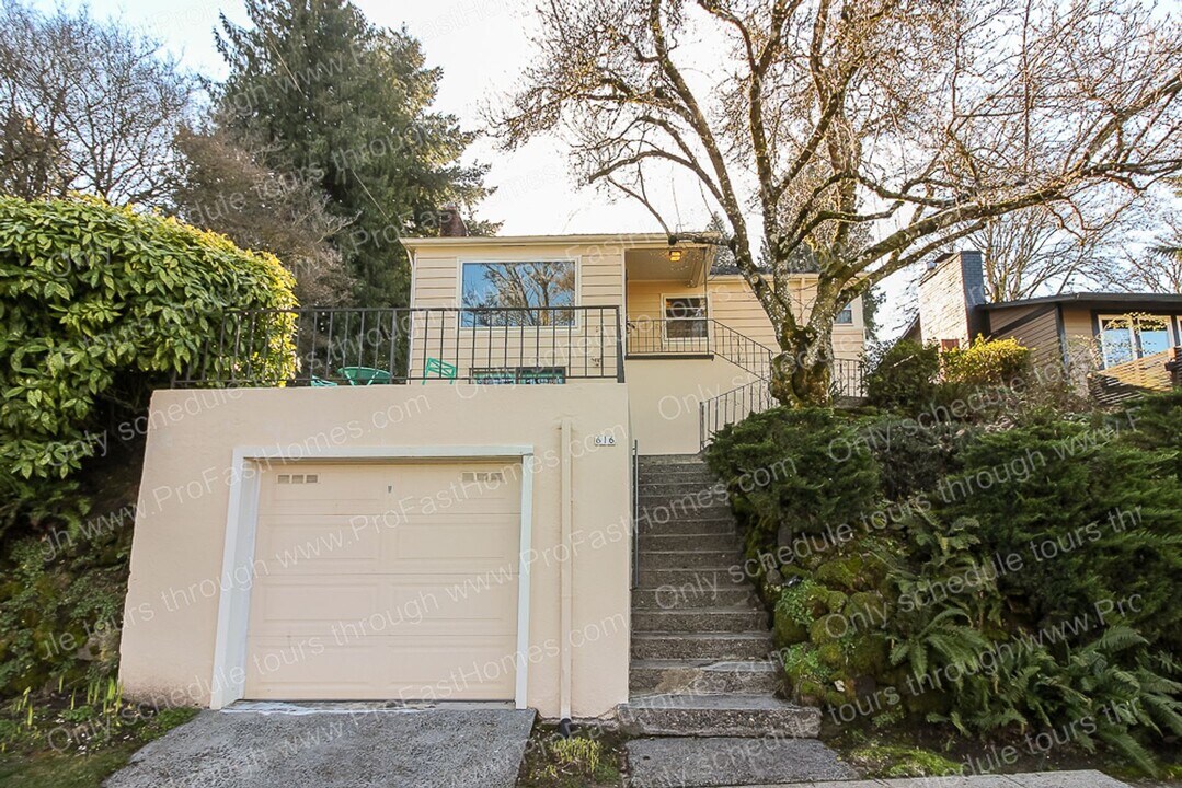 616 SW Moss St in Portland, OR - Building Photo