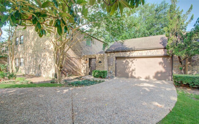 6 Town Oaks Pl in Bellaire, TX - Building Photo - Building Photo