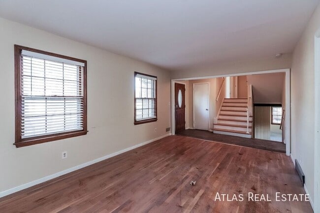 9011 W 105th St in Overland Park, KS - Foto de edificio - Building Photo