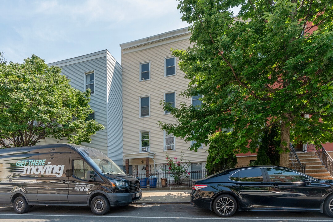 692 Leonard St in Brooklyn, NY - Building Photo