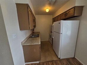 530 W Hopkins St in San Marcos, TX - Building Photo - Building Photo