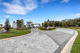 16020 Sunny Day Dr in Bradenton, FL - Foto de edificio - Building Photo