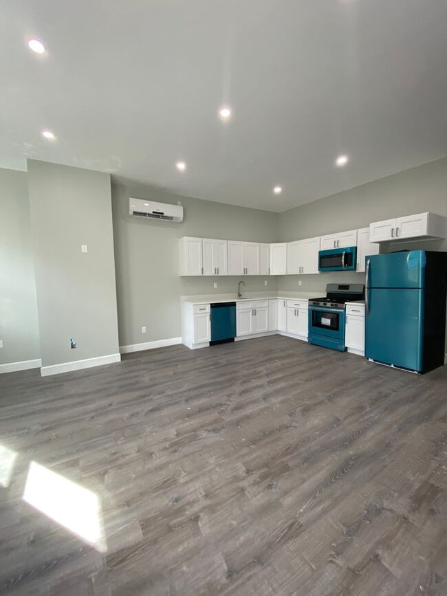 121 N Lake Ave