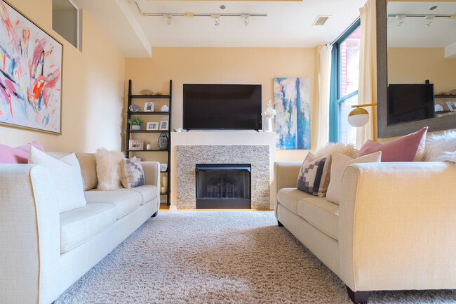 208 W Washington St in Chicago, IL - Building Photo - Building Photo