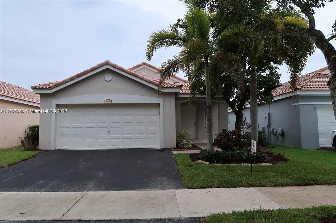 4390 Dogwood Cir in Weston, FL - Building Photo