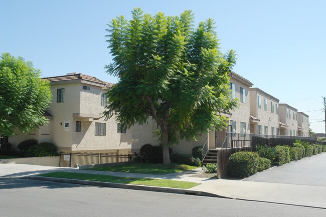 1324 Elm Ave in San Gabriel, CA - Foto de edificio - Building Photo