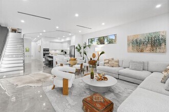 325 SW 16th St in Fort Lauderdale, FL - Foto de edificio - Building Photo