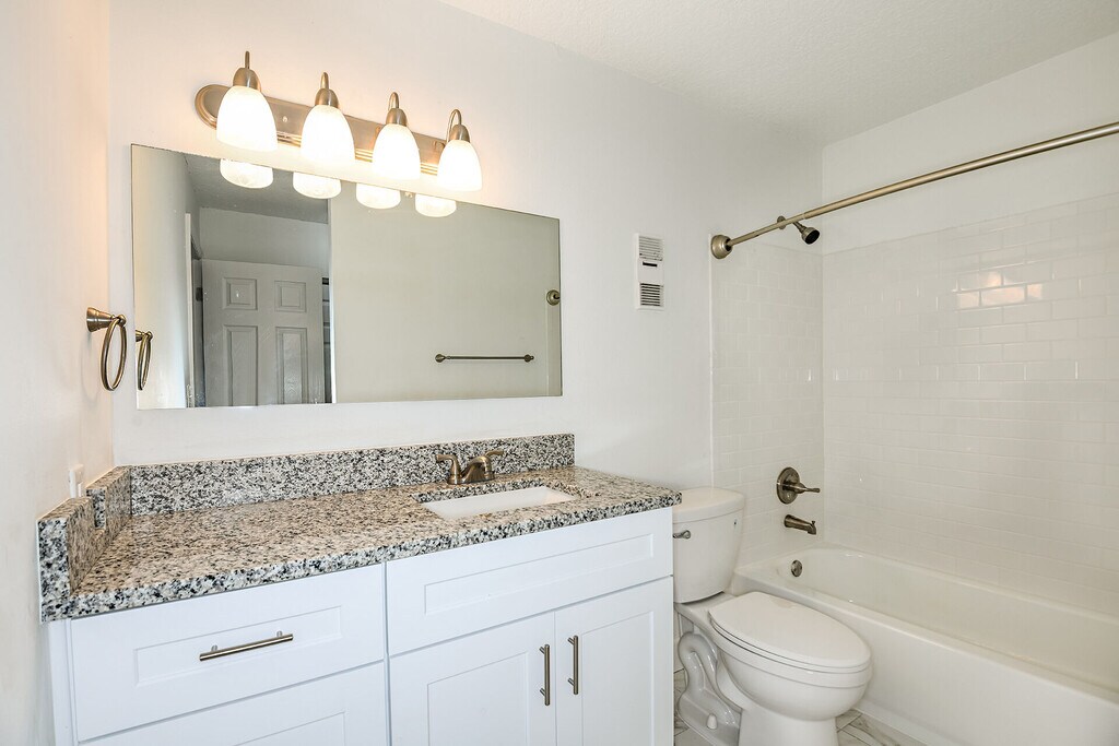 Woodlake Villas Apartments in Orlando, FL