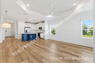 8131 Anthirium Lp in Sarasota, FL - Building Photo - Building Photo